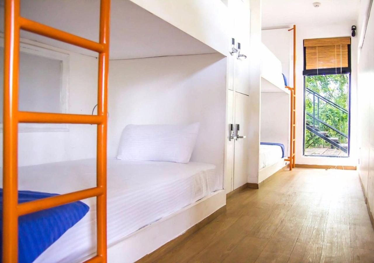 Traveler'S Haven Hostel At Colombo Intl Airport Katunayaka Exteriör bild