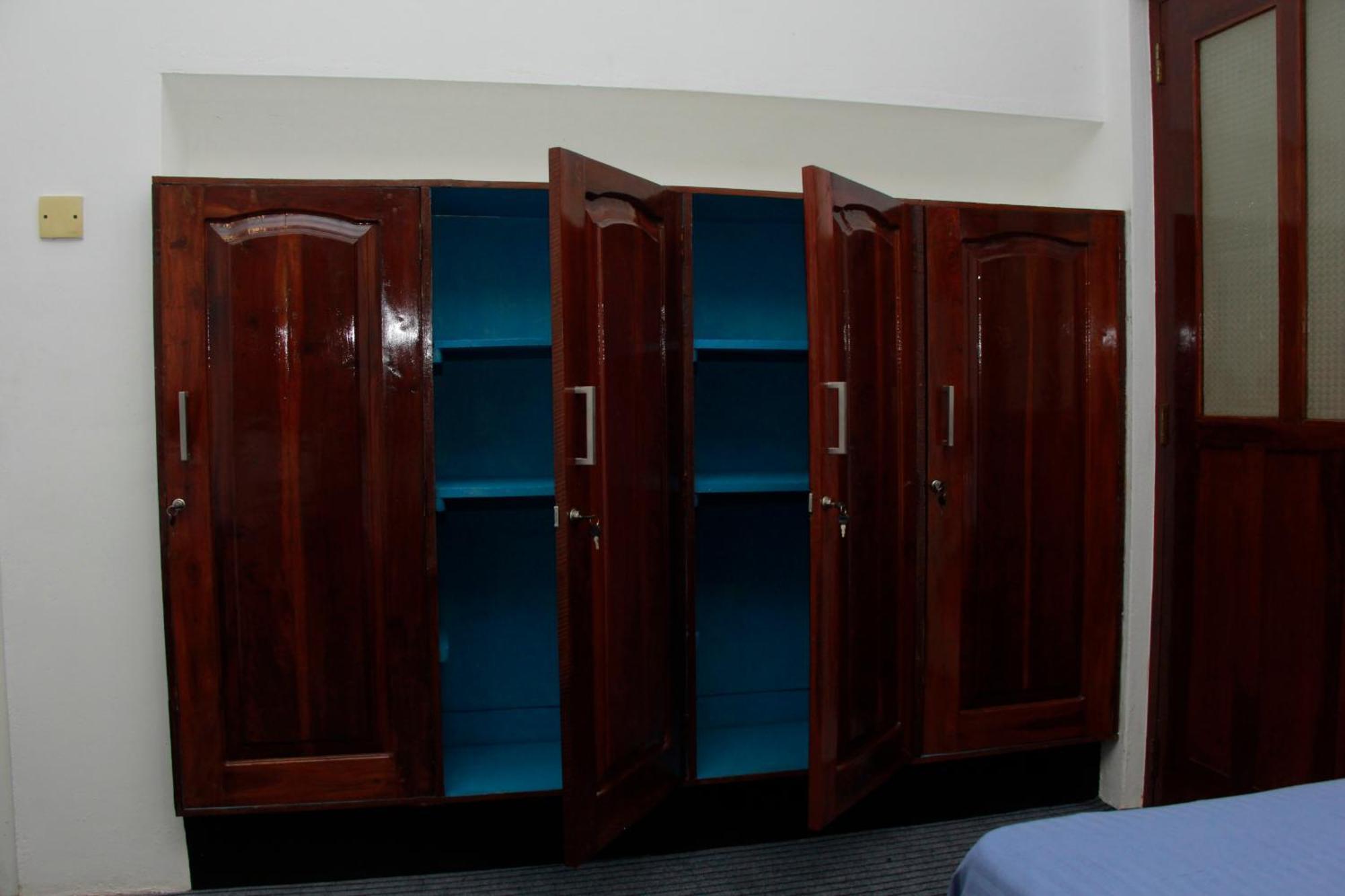 Traveler'S Haven Hostel At Colombo Intl Airport Katunayaka Exteriör bild