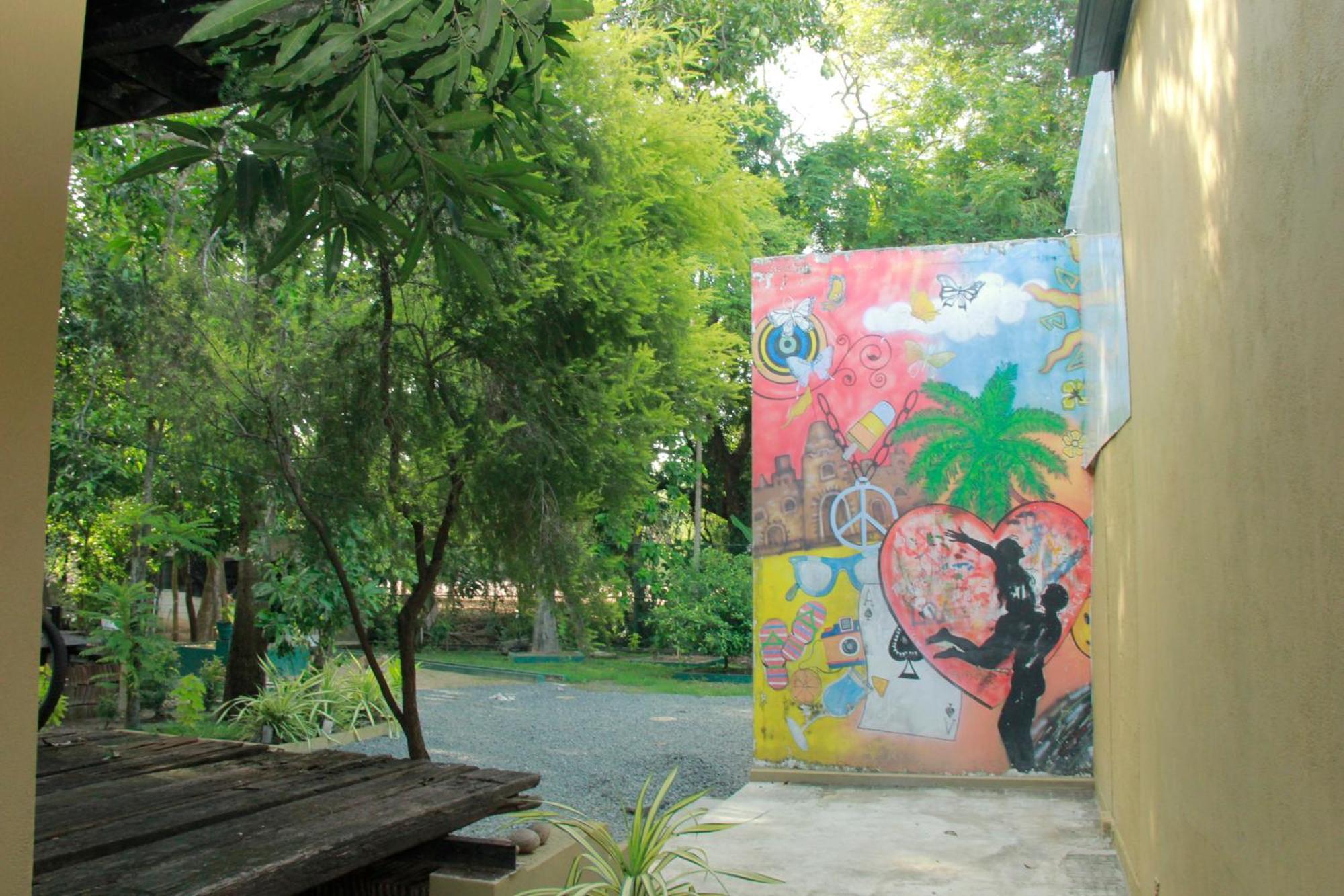 Traveler'S Haven Hostel At Colombo Intl Airport Katunayaka Exteriör bild