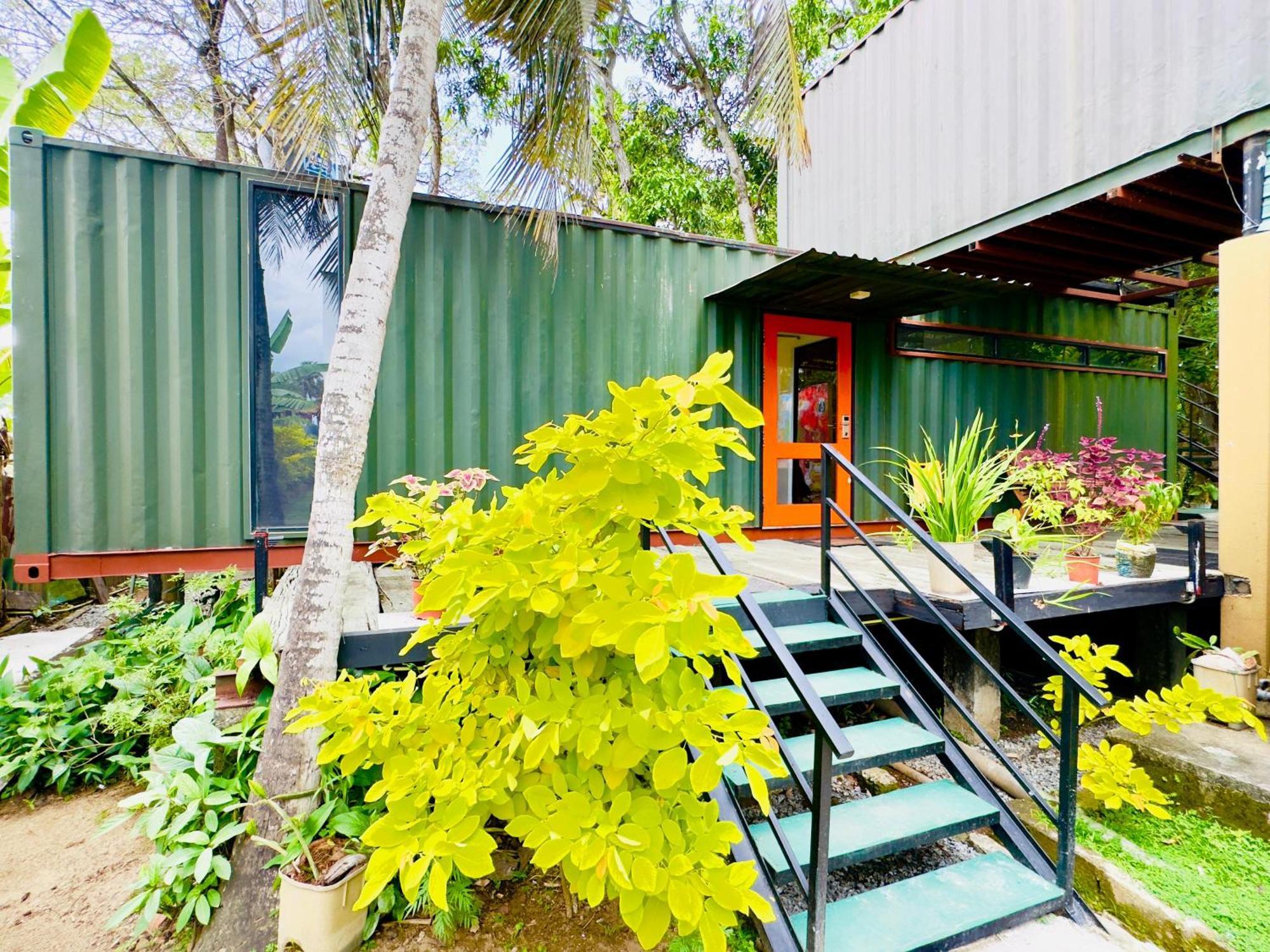 Traveler'S Haven Hostel At Colombo Intl Airport Katunayaka Exteriör bild