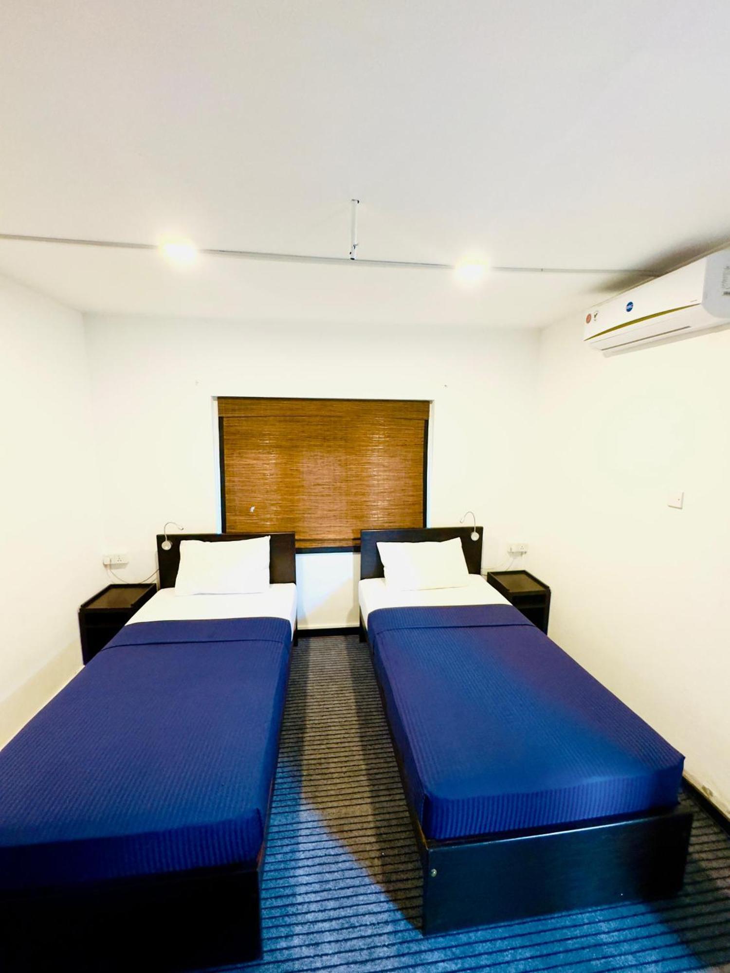Traveler'S Haven Hostel At Colombo Intl Airport Katunayaka Exteriör bild