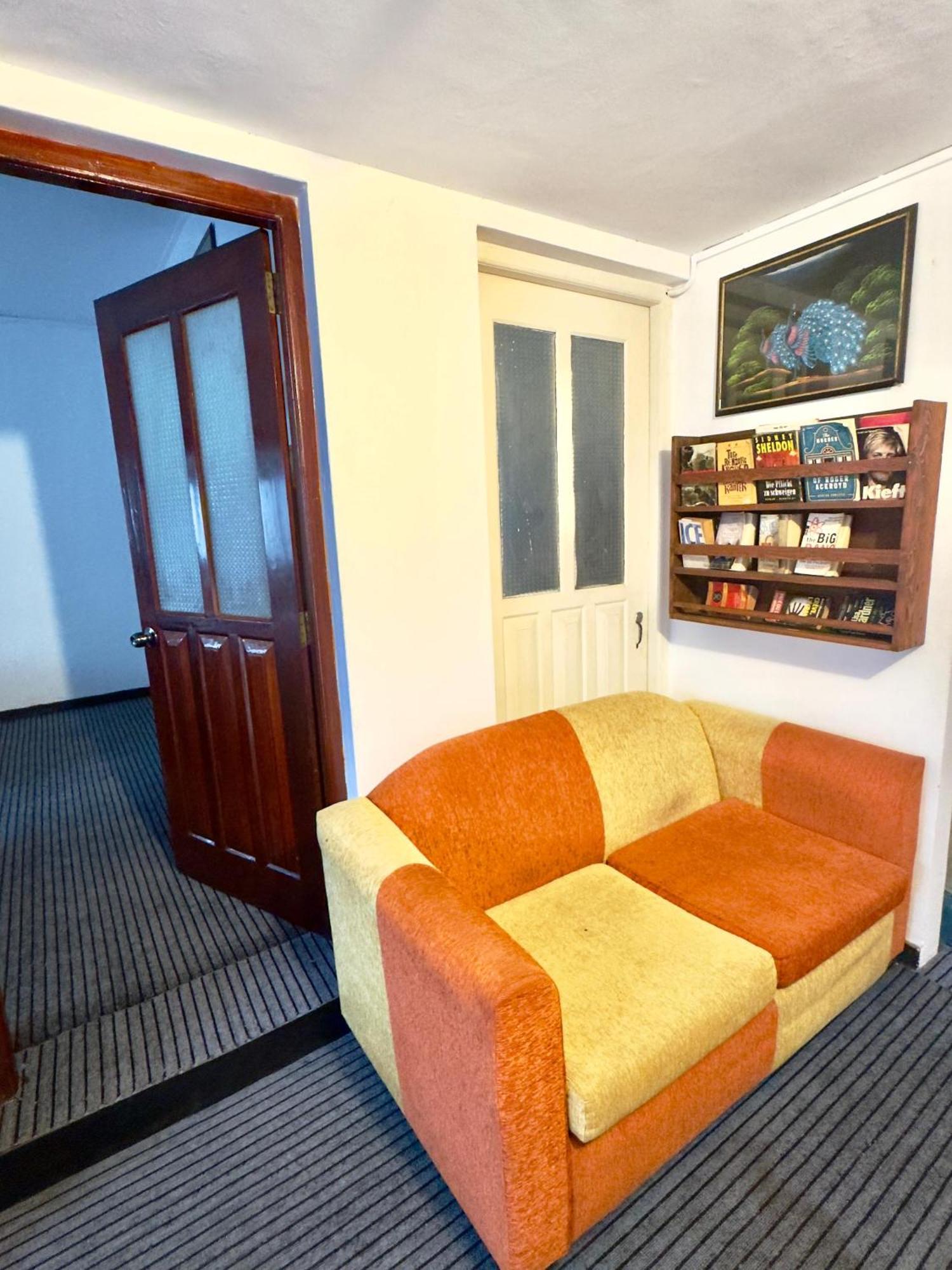 Traveler'S Haven Hostel At Colombo Intl Airport Katunayaka Exteriör bild