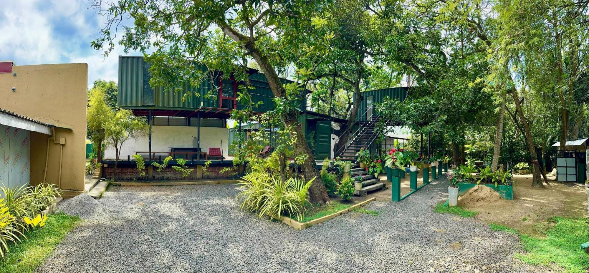 Traveler'S Haven Hostel At Colombo Intl Airport Katunayaka Exteriör bild